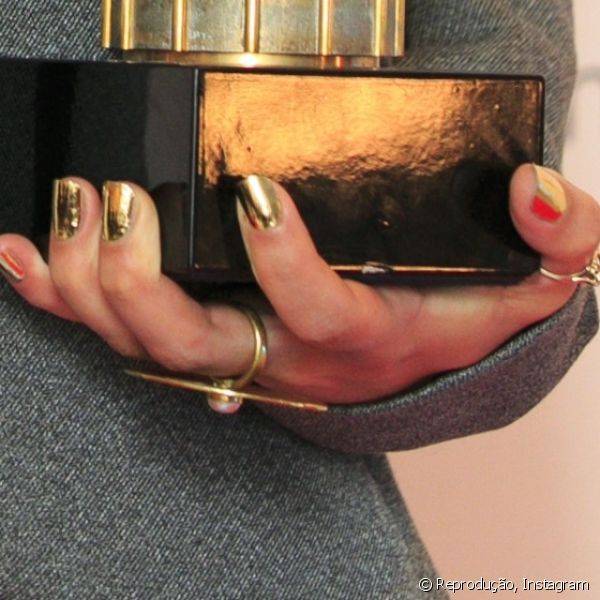 Para comparecer à cerimônia de uma premiação musical, em setembro de 2014, FKA Twigs escolheu um esmalte cromado na cor dourada e manteve as unhas curtas no formato quadrado
